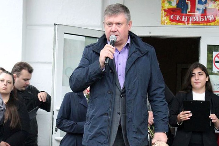 Депутат новосибирского заксобрания напал на блогера во время митинга дольщиков Депутат новосибирского заксобрания напал на блогера во время митинга дольщиков