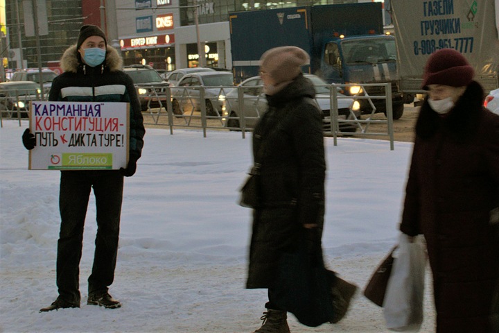 Власти Кузбасса сочли одиночные пикеты опасней ярмарок при пандемии Власти Кузбасса сочли одиночные пикеты опасней ярмарок при пандемии