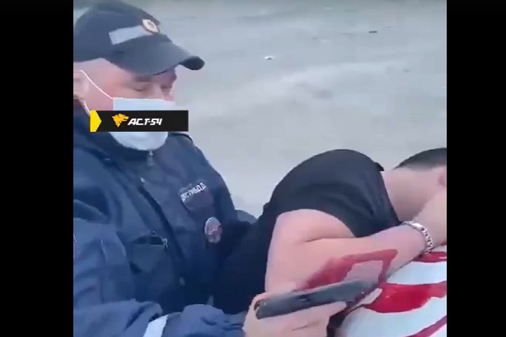 Мужчина получил ранение в голову во время конфликта с сотрудниками ДПС в Новосибирской области