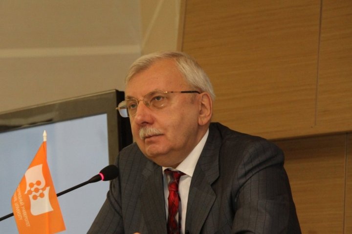 Студенты НГУ ушли с лекции московского политолога, оправдавшего приставания Слуцкого к журналисткам Студенты НГУ ушли с лекции московского политолога, оправдавшего приставания Слуцкого к журналисткам