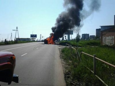 Полицейский «УАЗ» перевернулся и загорелся в Братске, двое пострадали