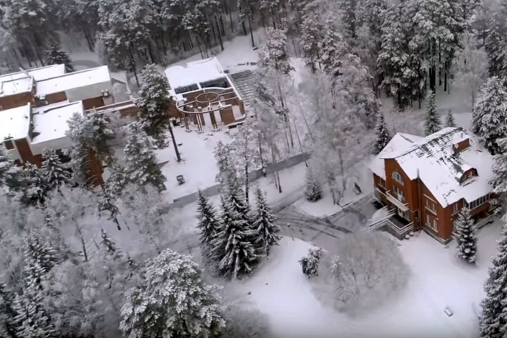 Новогодние гирлянды в загородной резиденции чиновников оказались в 10 раз дороже, чем в центре Новосибирска Новогодние гирлянды в загородной резиденции чиновников оказались в 10 раз дороже, чем в центре Новосибирска