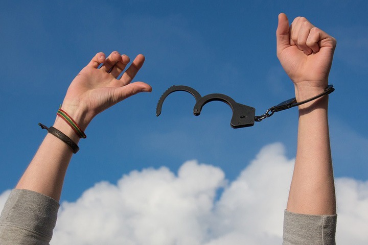 Красноярский подросток «напал» на полицейского и выпал из окна Красноярский подросток «напал» на полицейского и выпал из окна