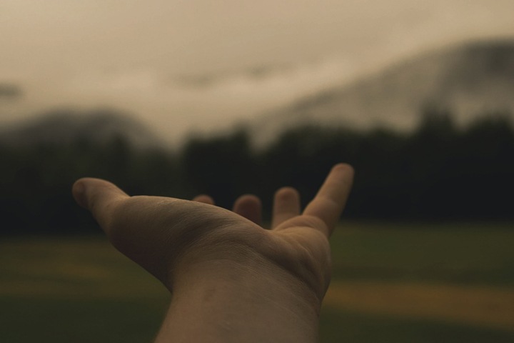 Изъятых из-за побоев детей из приемной семьи на Алтае отправили в центр помощи