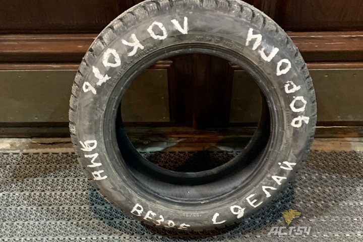 Мэрии Новосибирска подбросили покрышку с надписью о дорогах и Локте Мэрии Новосибирска подбросили покрышку с надписью о дорогах и Локте