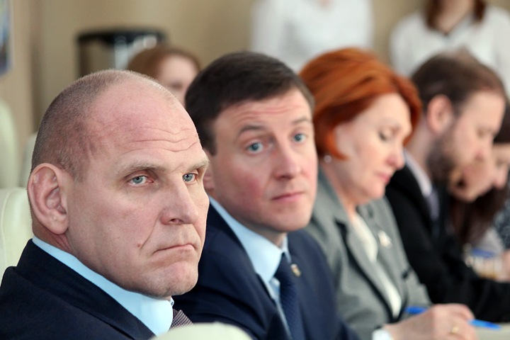 Как зарабатывают поддержавшие повышение налогов и пенсионного возраста