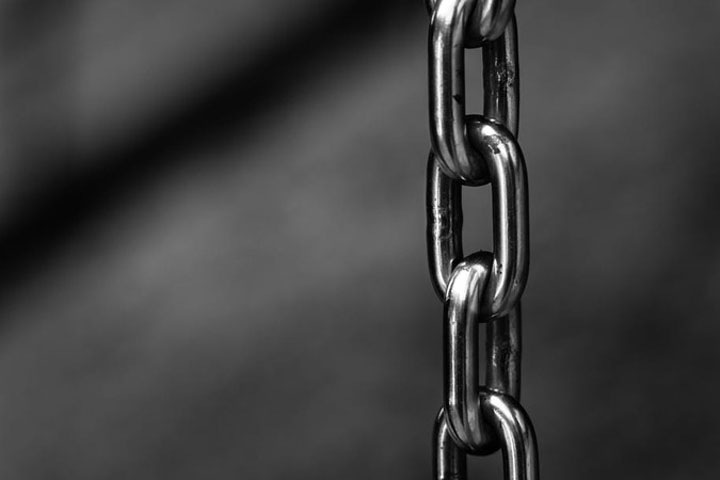 Житель Кузбасса садил на цепь девятилетнего сына сожительницы