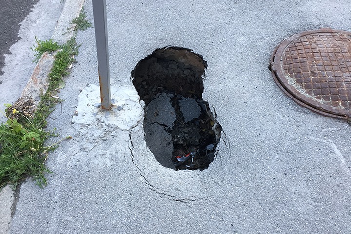 Тротуар провалился в центре Новосибирска. Фото