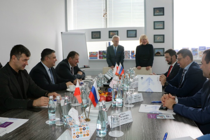 Власти обсудили с международной компанией замещение стационаров для ухода за новосибирцами Власти обсудили с международной компанией замещение стационаров для ухода за новосибирцами