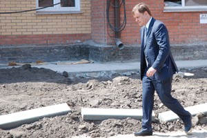 Многодетные семьи, получившие землю от властей Новосибирской области, пытаются продать участки