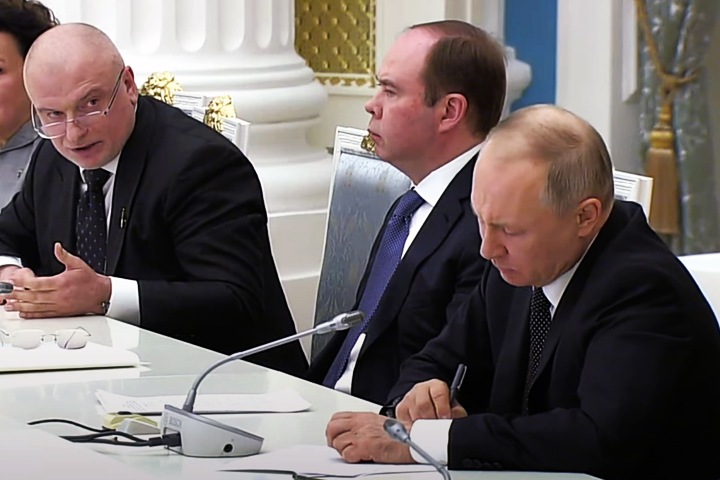 Связанная с красноярским губернатором и Клишасом организация объявила розыгрыш «квартир и машин» за Конституцию у избирательных участков