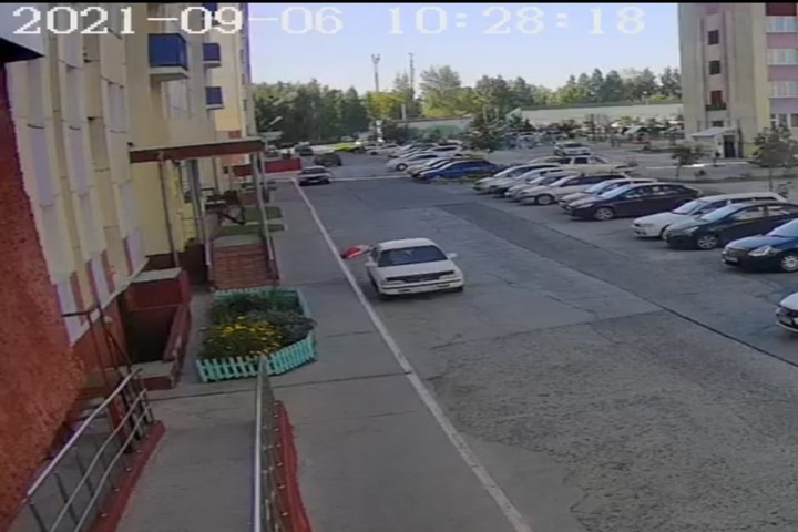 Мужчина погиб, выпав с балкона в Новосибирске Мужчина погиб, выпав с балкона в Новосибирске