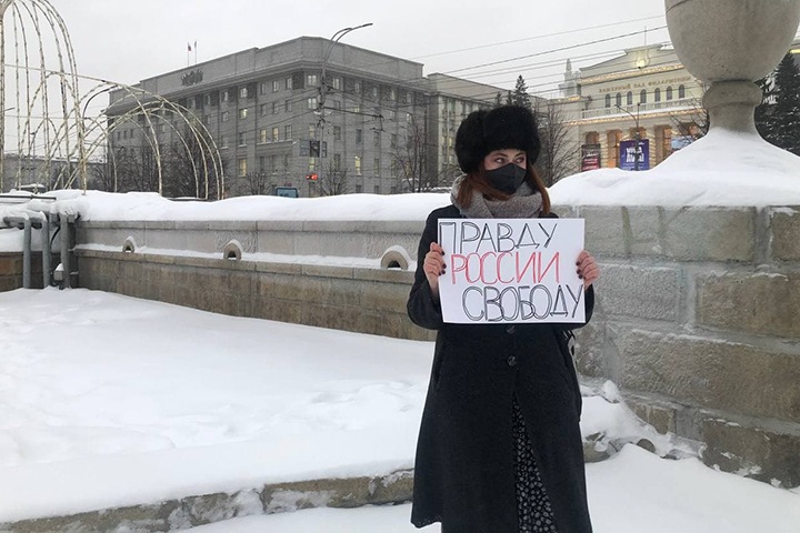 Пикеты в поддержку Навального продолжаются в Новосибирске Пикеты в поддержку Навального продолжаются в Новосибирске