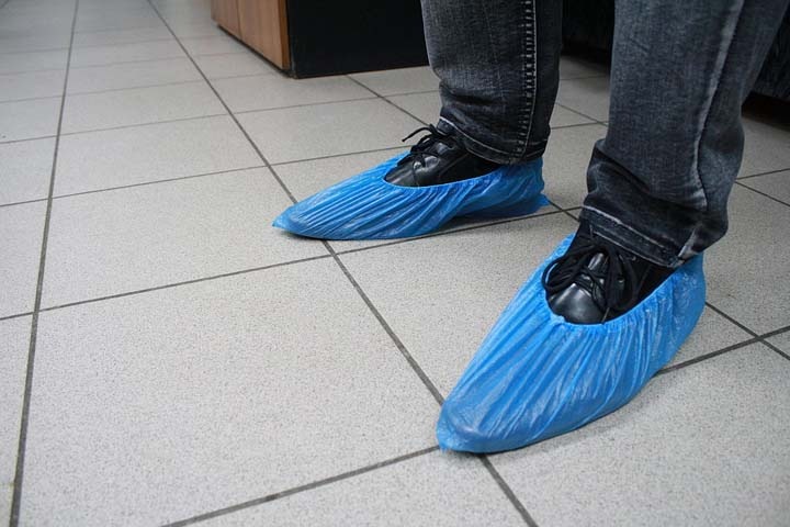 Членов сибирских избиркомов отправят в бахилах на поквартирные обходы для голосования по изменению Конституции