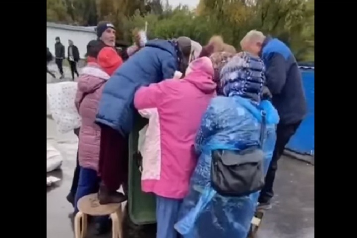 Новосибирцы чуть не подрались около мусорного бака с просрочкой Новосибирцы чуть не подрались около мусорного бака с просрочкой