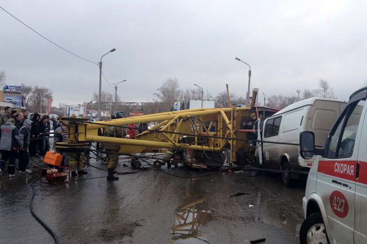 Количество погибших при падении крана в Омске выросло до четырех Количество погибших при падении крана в Омске выросло до четырех