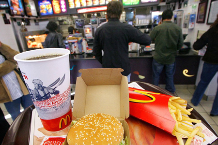 Новосибирские комсомольцы раздадут фрукты в знак протеста против размещения сети McDonald’s Новосибирские комсомольцы раздадут фрукты в знак протеста против размещения сети McDonald’s