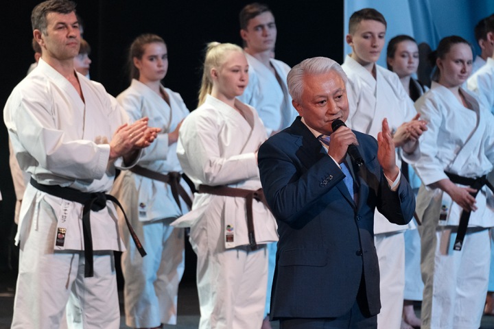 «Власть здесь неслучайно»: новосибирская элита отпраздновала тридцатилетие клуба «Успех» в театре