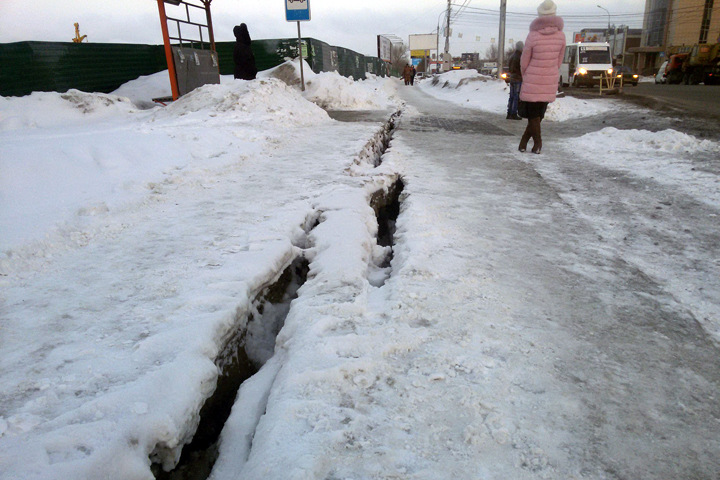Многометровый разлом появился на Большевистской в Новосибирске Многометровый разлом появился на Большевистской в Новосибирске