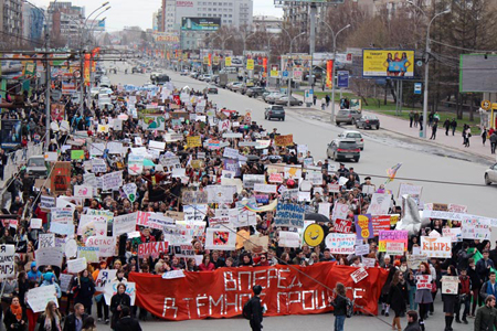 Юбилейная Монстрация Х: онлайн-репортаж