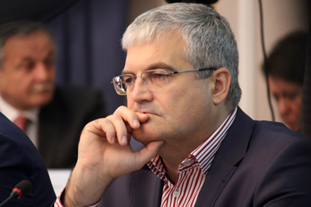 Вячеслав Илюхин: Часть моих однопартийцев стали обычными «кивалками» Вячеслав Илюхин: Часть моих однопартийцев стали обычными «кивалками»