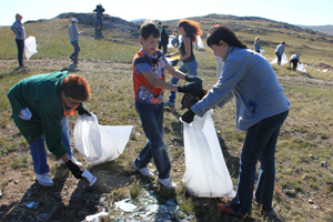 Сотрудники Верхнечонскнефтегаза собрали мусор на Байкале