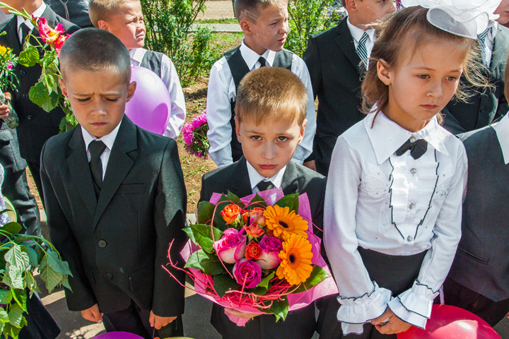 Целование креста и забор для первоклашек: 1 сентября в сибирских школах Целование креста и забор для первоклашек: 1 сентября в сибирских школах