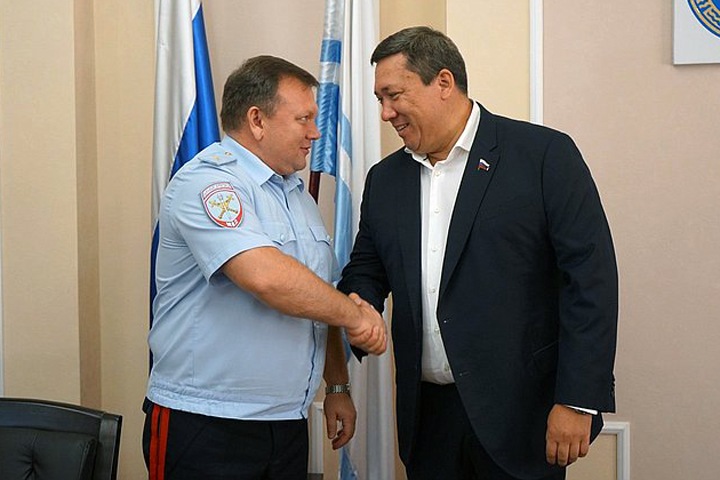 Владелец алтайского «Листка» арестован из-за публикаций. На него обещал донести сенатор от «ЕР» Владелец алтайского «Листка» арестован из-за публикаций. На него обещал донести сенатор от «ЕР»