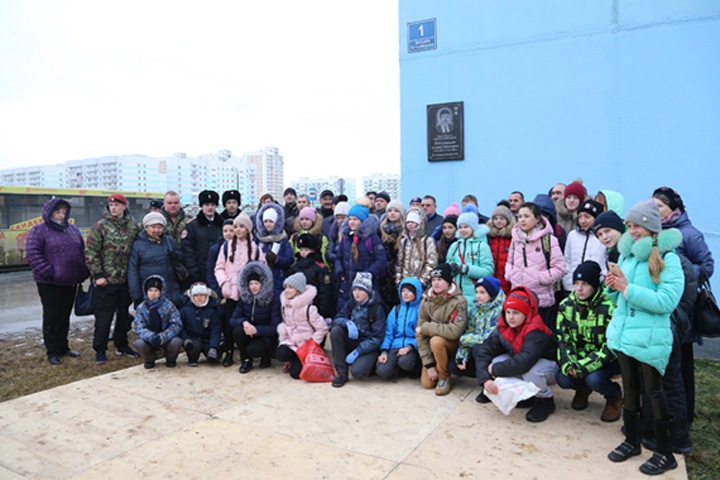 Мемориальная доска Герою России открыта на Плющихинском жилмассиве