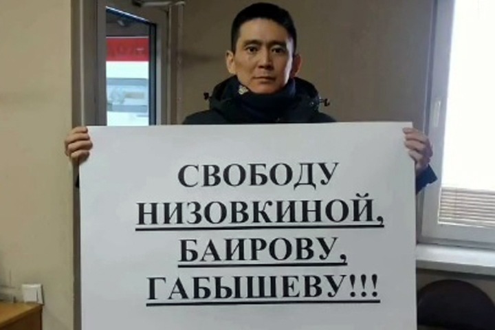 Полицейские пришли к известному бурятскому режиссеру из-за акции 23 февраля. Он повез их в прокуратуру Полицейские пришли к известному бурятскому режиссеру из-за акции 23 февраля. Он повез их в прокуратуру