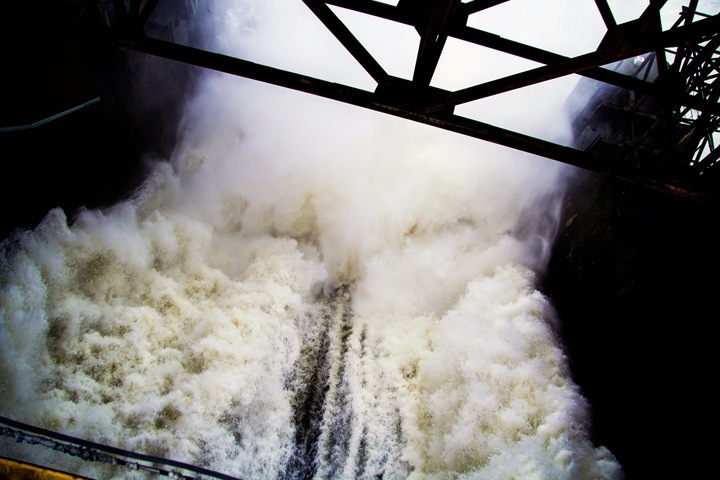 Упавшая с дамбы новосибирской ГЭС во время фотосессии девушка умерла в больнице Упавшая с дамбы новосибирской ГЭС во время фотосессии девушка умерла в больнице