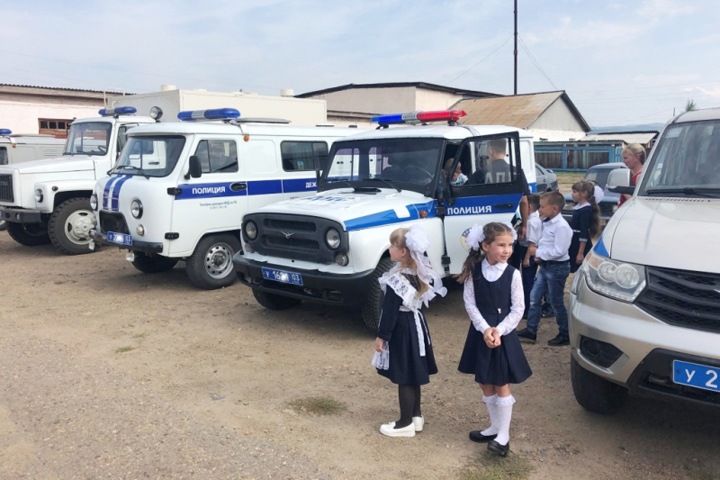 Бурятским первоклассникам устроили экскурсию в отдел полиции Бурятским первоклассникам устроили экскурсию в отдел полиции
