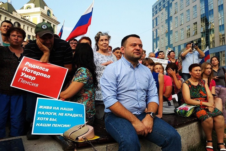 Координатор штаба Навального в Новосибирске убежал от Центра «Э» по пожарной лестнице