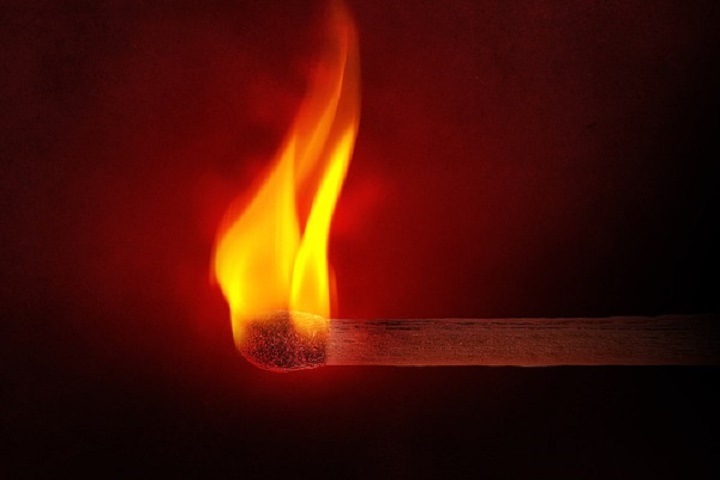 Житель Канска во время застолья облил жену алкоголем и поджег