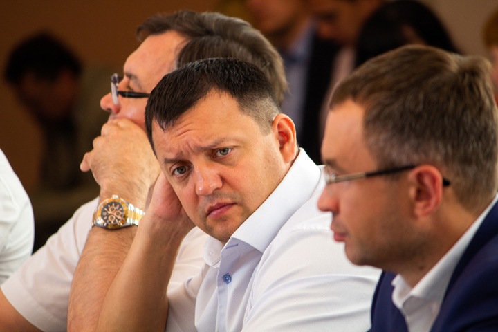 Чиновник мэрии Новосибирска заявил о нападении депутата горсовета из «ЕР» Чиновник мэрии Новосибирска заявил о нападении депутата горсовета из «ЕР»