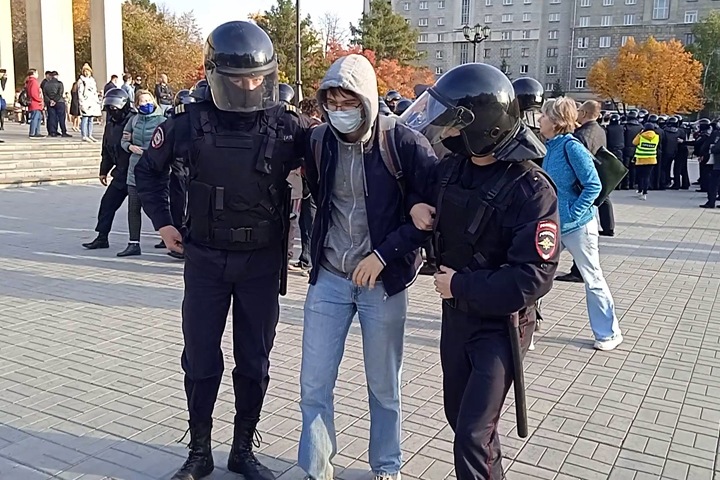 Как задерживали новосибирцев на акции против мобилизации. Видео