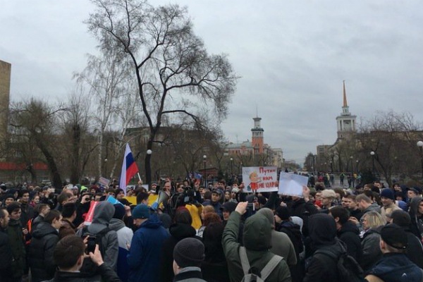Полиция задерживает участников митингов «Он нам не царь» в Сибири Полиция задерживает участников митингов «Он нам не царь» в Сибири