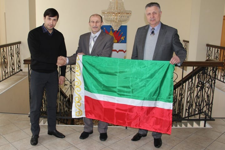 Представитель Кадырова в Омске задержан за вымогательство 20 млн у фермера и поджог его посевов в Новосибирской области Представитель Кадырова в Омске задержан за вымогательство 20 млн у фермера и поджог его посевов в Новосибирской области