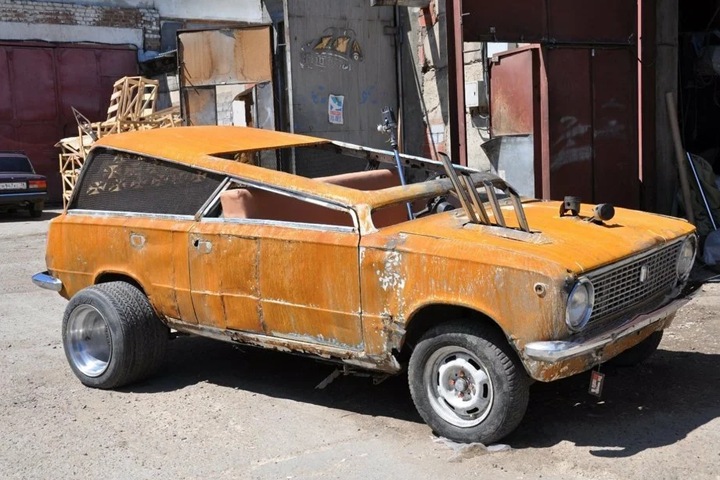 Мужчина на самодельной машине врезался в автобус в Кузбассе