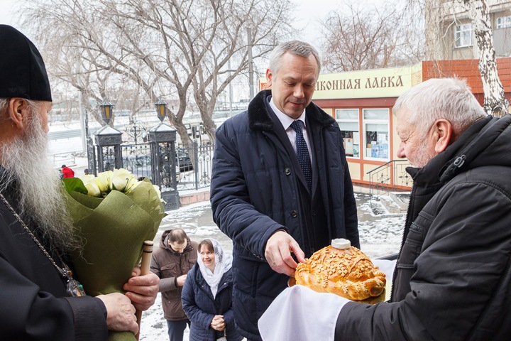 Травников призвал не ходить в храмы на праздники, но пообещал, что верующих не накажут Травников призвал не ходить в храмы на праздники, но пообещал, что верующих не накажут