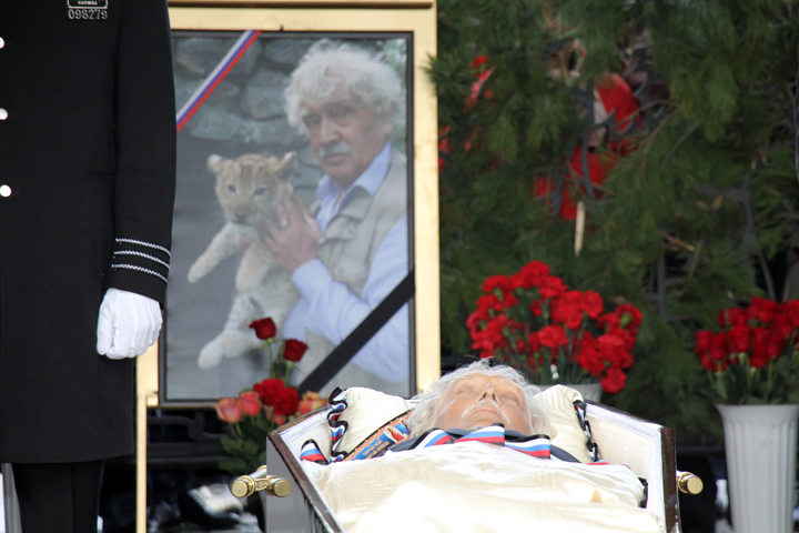 Сотни новосибирцев простились с Ростиславом Шило в зоопарке