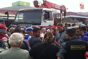 Работники Центрального рынка Новосибирска вышли на стихийный митинг против строительства парковки Работники Центрального рынка Новосибирска вышли на стихийный митинг против строительства парковки