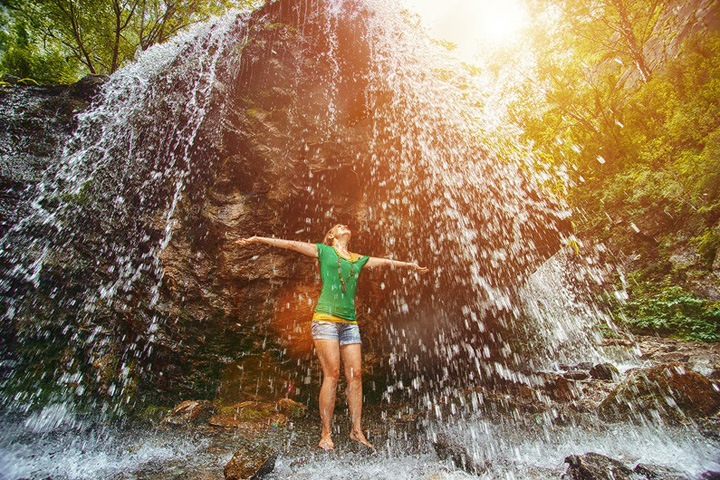 Неизвестные захватили водопад на Алтае и берут плату за его посещение