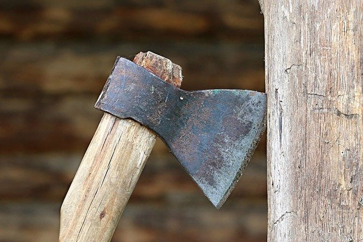 Мужчина с топором ограбил ювелирный магазин в Кузбассе Мужчина с топором ограбил ювелирный магазин в Кузбассе