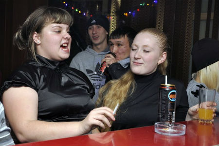 Омская полиция и искусствоведы ищут порнографию в фотографиях из местного кафе «Эверест»