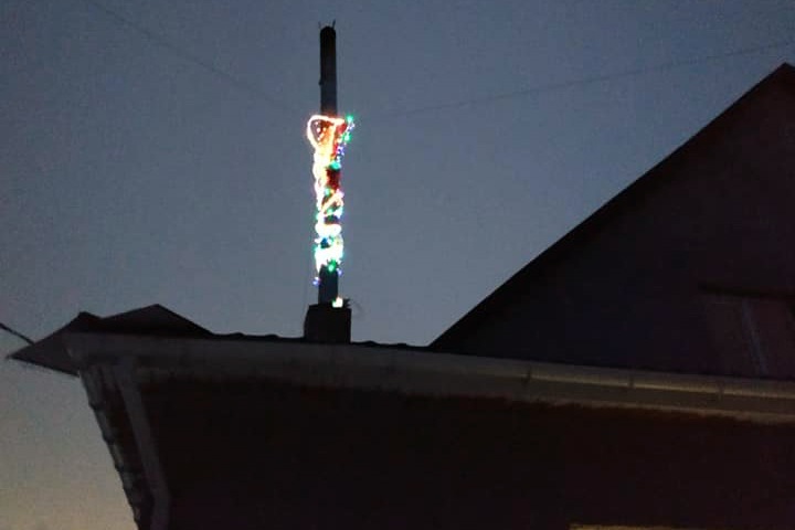 Жительница Красноярска украсила печную трубу по совету министра: «Чистый озон теперь дает» Жительница Красноярска украсила печную трубу по совету министра: «Чистый озон теперь дает»