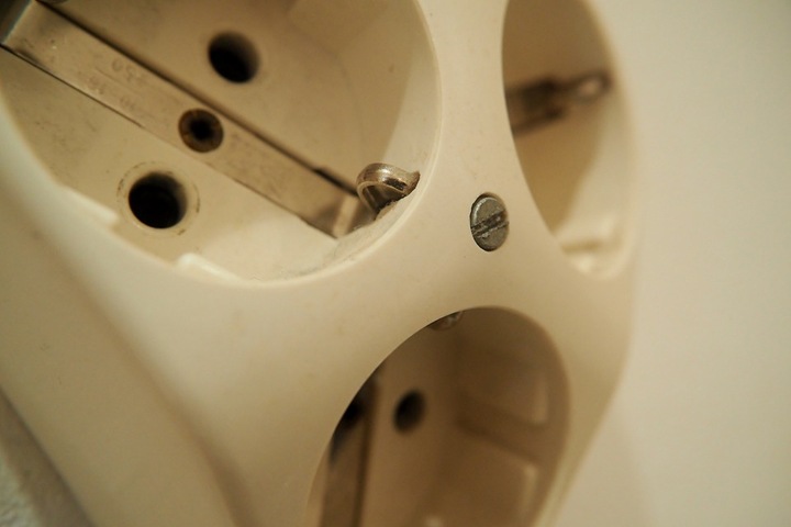 Четырехлетний ребенок в Омске погиб от удара током на кухне