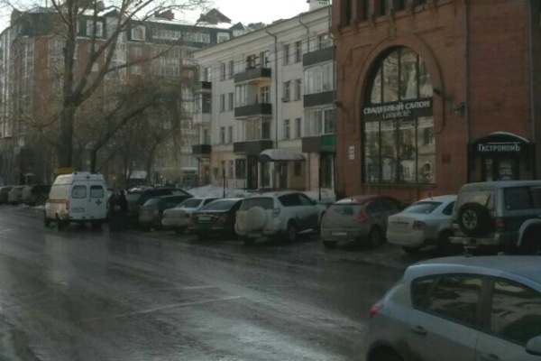 Глыба льда рухнула на прохожего в центре Новосибирска