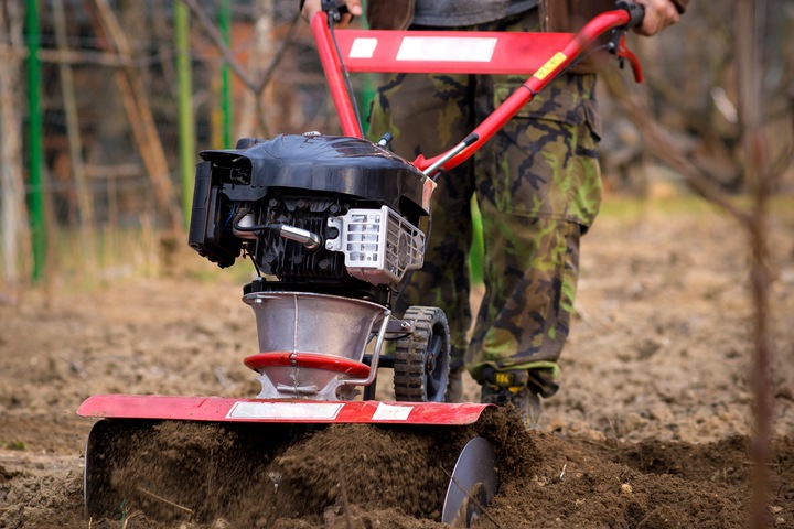 Почему для обработки своей земли нужен мотоблок и кому следует его купить