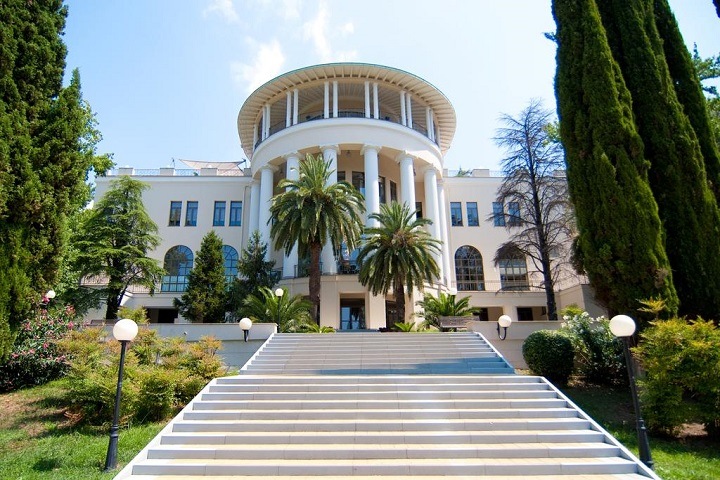 Красноярский губернатор снял отель за 250 тыс. рублей в 500 метрах от своего дома Красноярский губернатор снял отель за 250 тыс. рублей в 500 метрах от своего дома